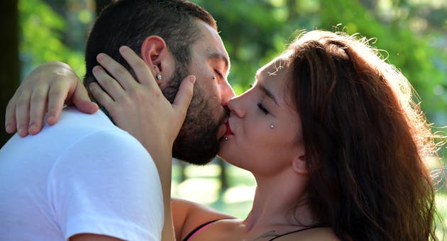 Dime a quién besas y te diré qué bacterias tienes: el lado invisible del romance