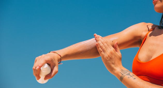 Daño solar silencioso: Las señales en la piel que ninguna mujer debe ignorar