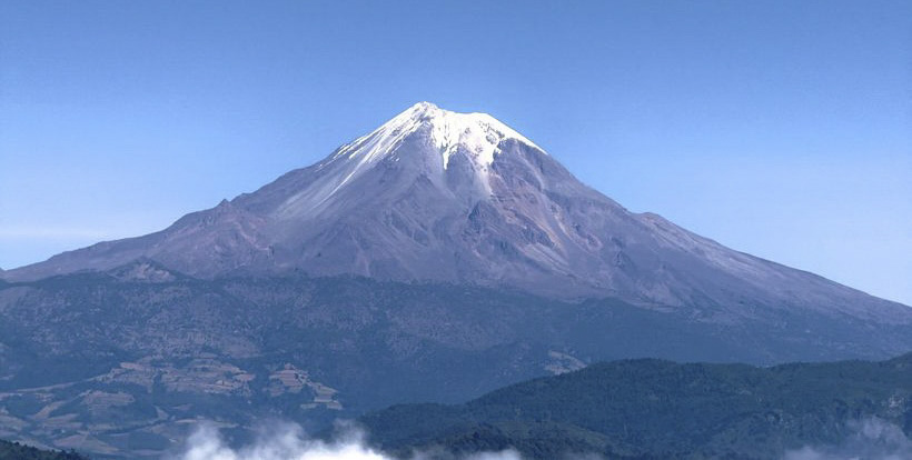 El guardián del origen: El imponente Pico de Orizaba, donde el deshielo de los glaciares inicia un viaje subterráneo de cinco años hasta nuestra mesa.
